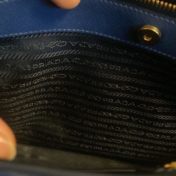 Saffiano Prada purse - Picture 3 of 9